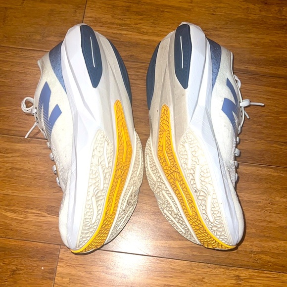 New Balance Women’s Size 9 FuelCell Rebel 4. - Picture 3 of 6